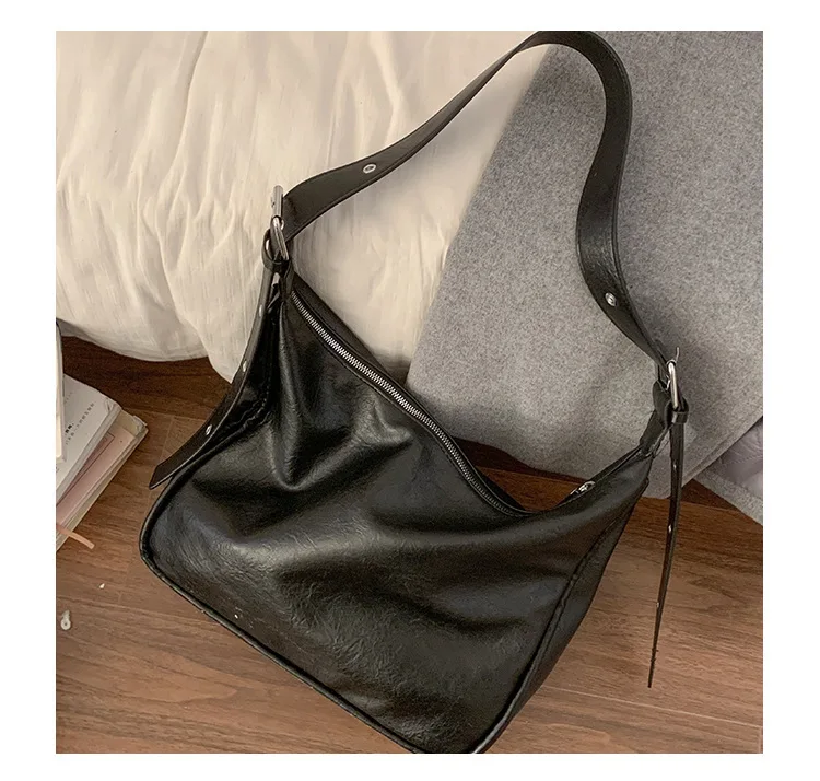 High End Large Capacity Bag for Women Retro Fashion One Shoulder Versatile Tote Bag Stylish Commuting Style