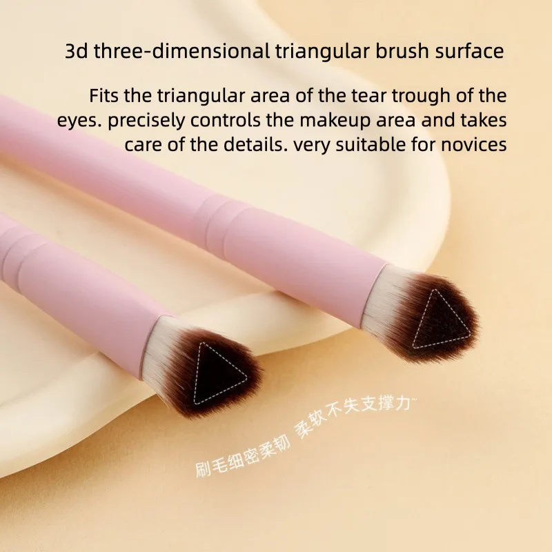 Triangular High-Gloss Ironing Brush Soft Bristled Makeup Brush Brightening Tear Trough Concealer Powder-Free Beauty Tool