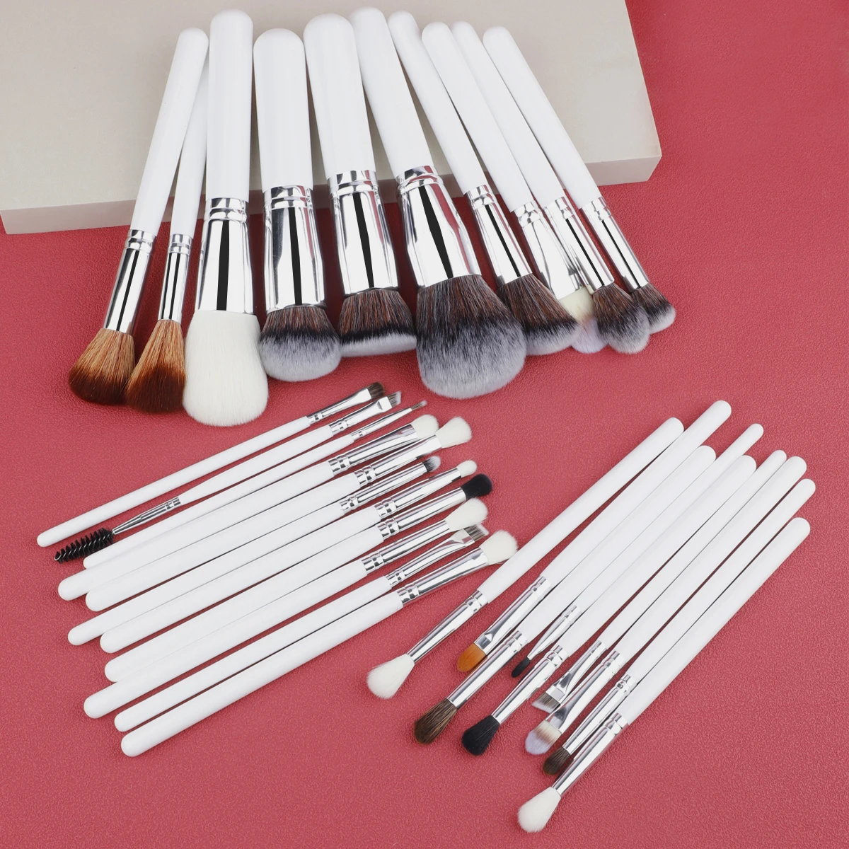 30Pcs Makeup Brush Sets Professional Artists Using Angled Eye Contour Blending Brushes High Quality White Brush Custom