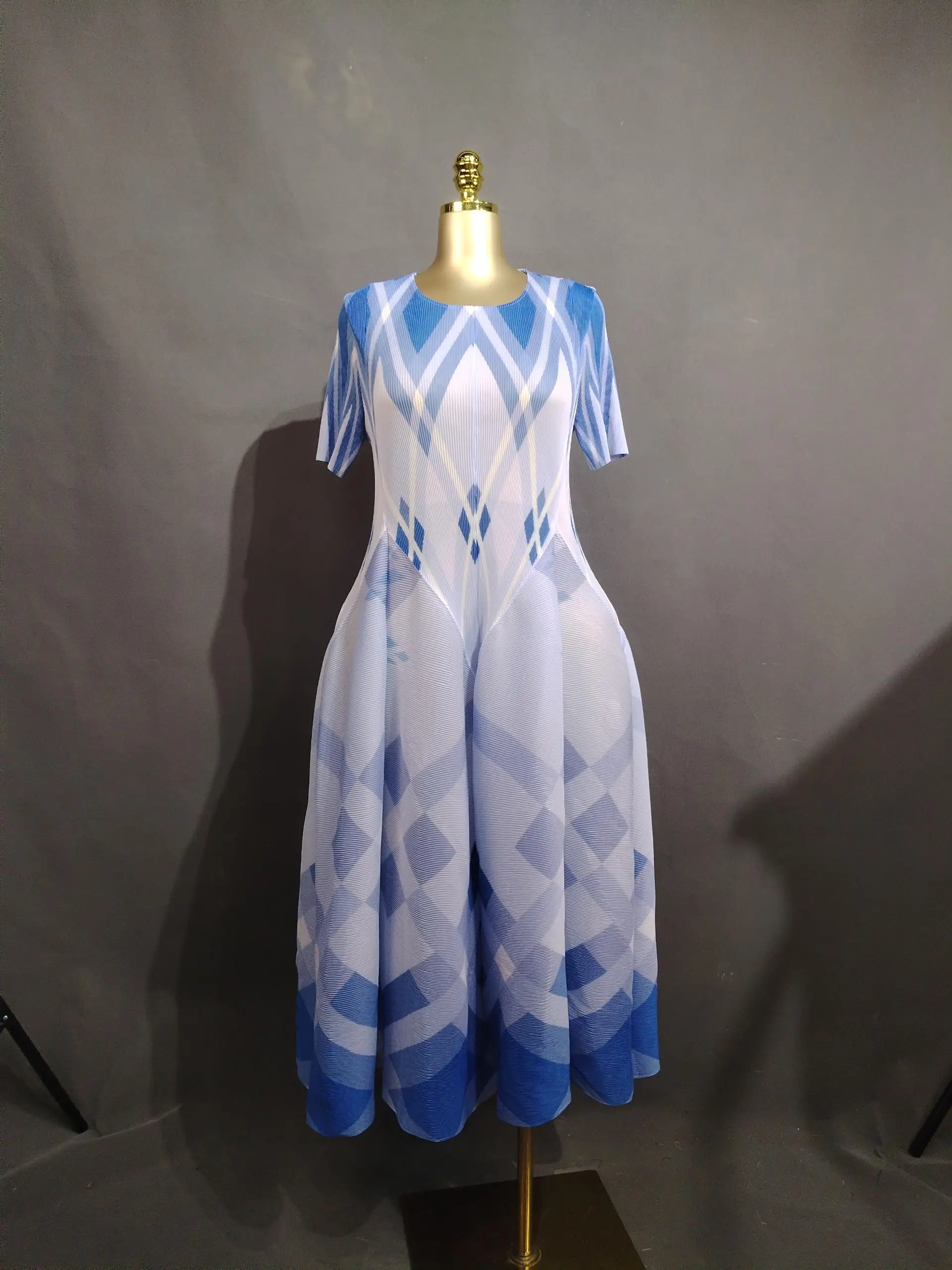 Damenkleid mit Blumenmuster, knielanges Kleid, kurzärmeliges, locker fallendes Kleid, A-Linien-Swingkleid zum Tanzen. – Detail 3