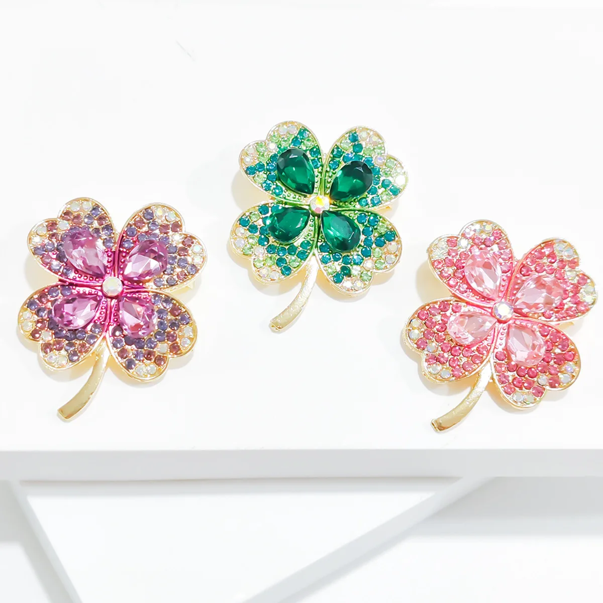 Cross border popular imitation emerald rhinestone four leaf clover brooch chest flower retro brooch