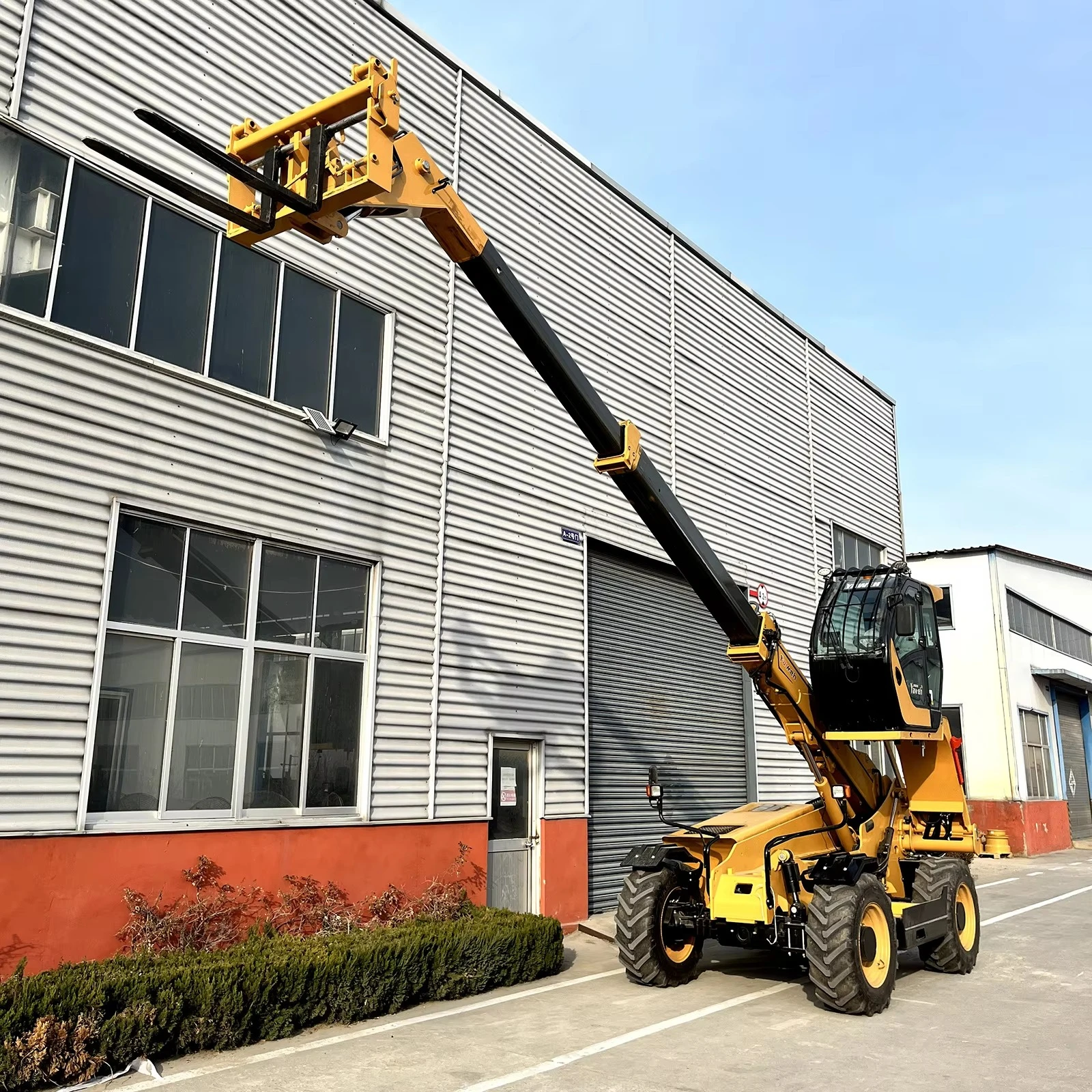 Chinese Factory Price Telescopic Wheel Farm Machinery Telescopic Boom Telehandler Forklift for Sale Customized
