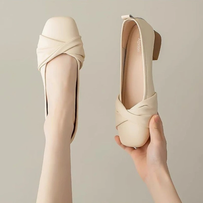 新作シングルシューズ、春と秋の新作スタイル、オールシーズン万能なソフトレザーとソフトソールのレディースボートシューズ、浅めの開き。