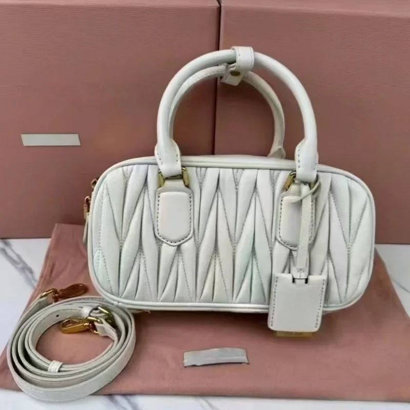 

Fashionable and versatile crossbody pillow bag with pleated handles, suitable as a shoulder bag or bowling bag for women.