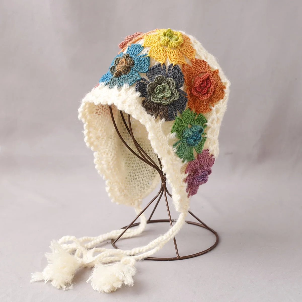 2025 NUOVA moda Autunno Inverno Donna Beanie Cappelli in filato di fiori Jacquard Lace-up Cappello lavorato a maglia Berretti caldi ispessiti con paraorecchie