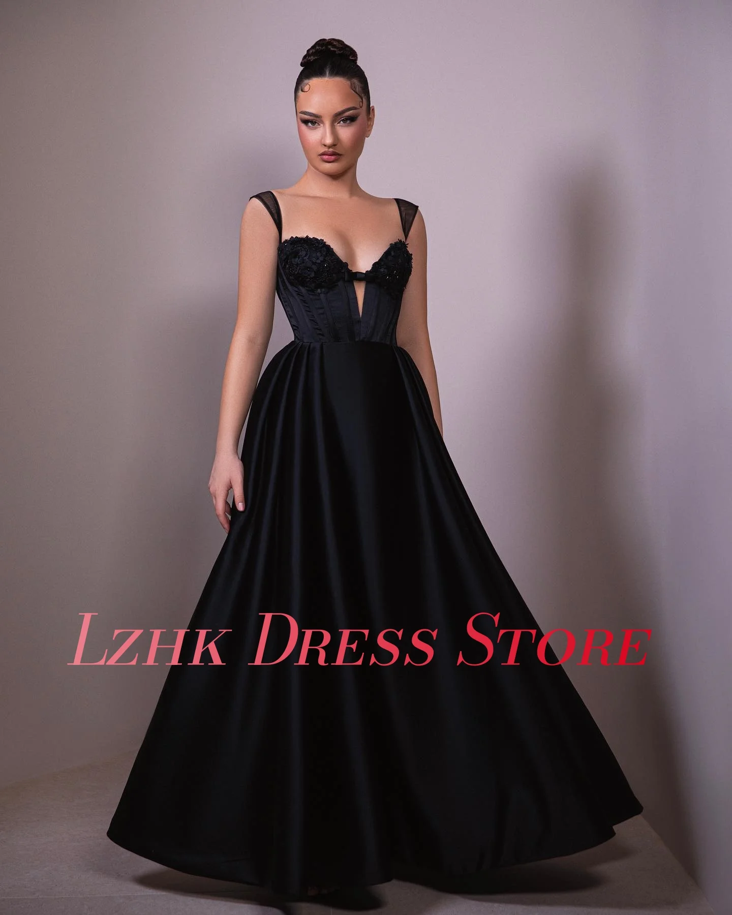 แฟชั่นที่กำหนดเองซาตินเอ-ไลน์สายรัดปาเก็ตตี้แอพพลิเคชันดอกไม้ประดับด้วยลูกปัดชุดราตรีที่ละเอียดอ่อนแขนกุดชุดคนดัง