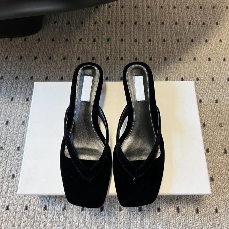 Sandal jepit wanita model baru musim panas 2025, retro, ujung persegi, hak rendah, kulit, serbaguna, ujung terbuka, hak kucing, hak ramping