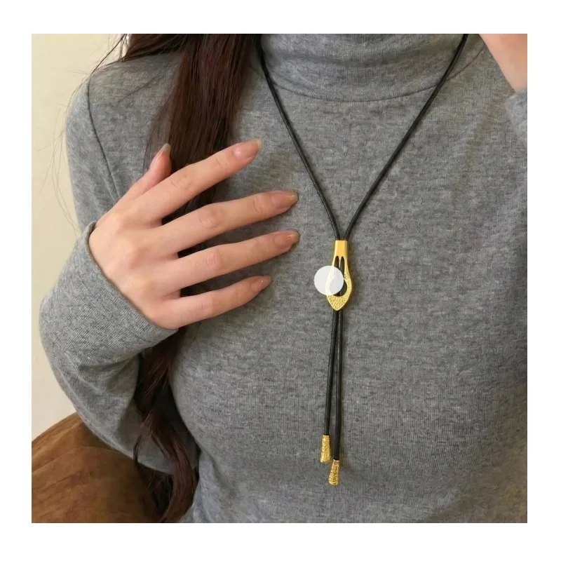 

Decorative Buckle Tie Snake Necklace Spring and Summer New Neutral Simple Unique Adjustable Collarbone Chain