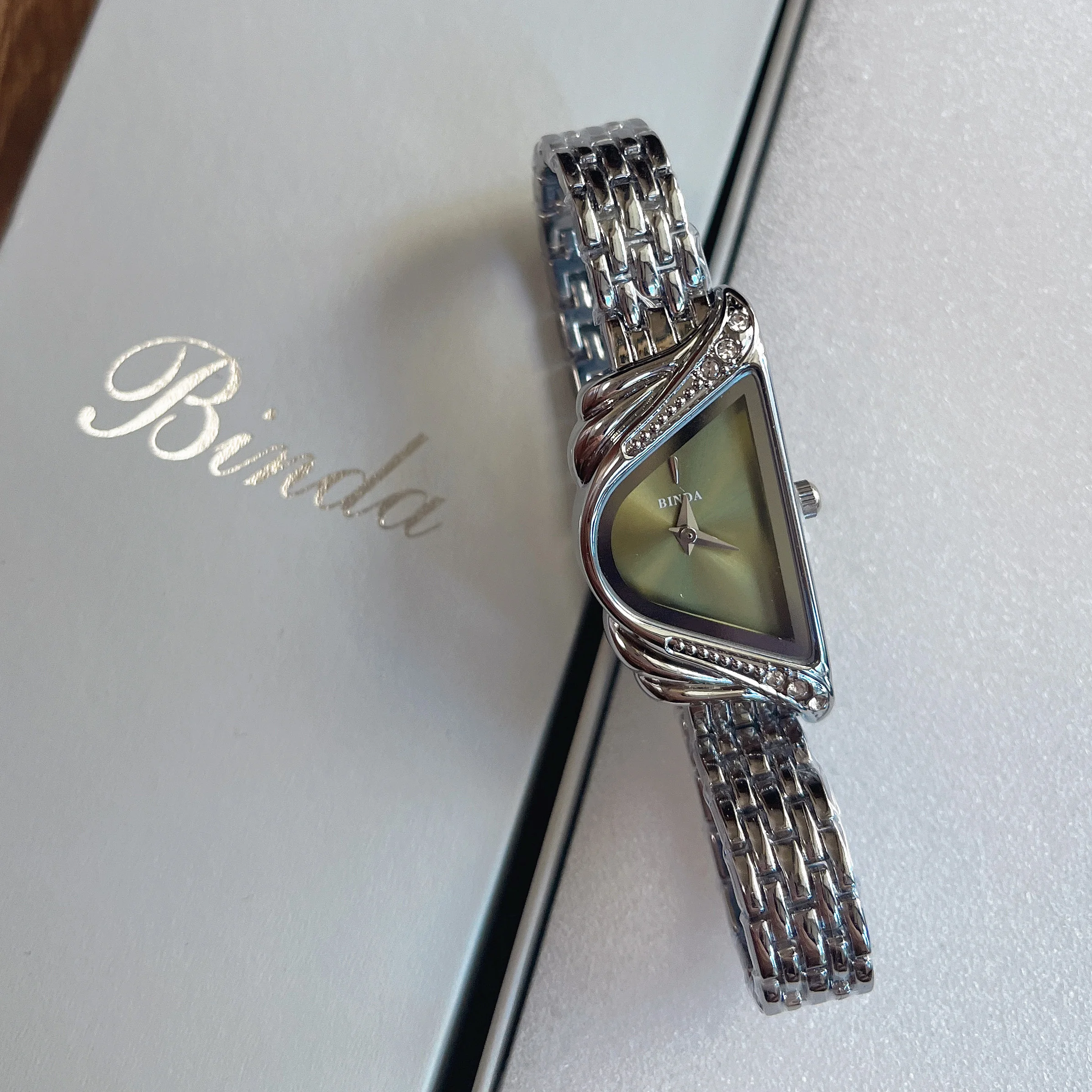 Binda 2025 Reloj de cuarzo con esfera mínima azul y caja plateada para mujer, resistente al agua hasta 30 m, regalo elegante con caja y ajustador de correa