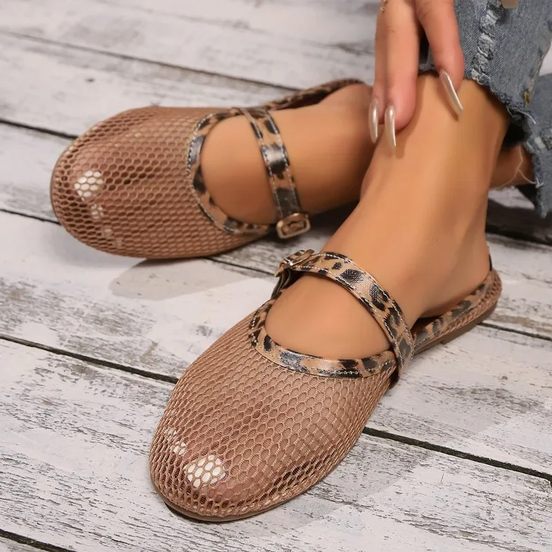 2024 Zomer Hoge Kwaliteit Damesschoenen Modieuze Mesh Ademende Gesp Luipaardprint Kleur Platte Hak Dames Neus Sandalen