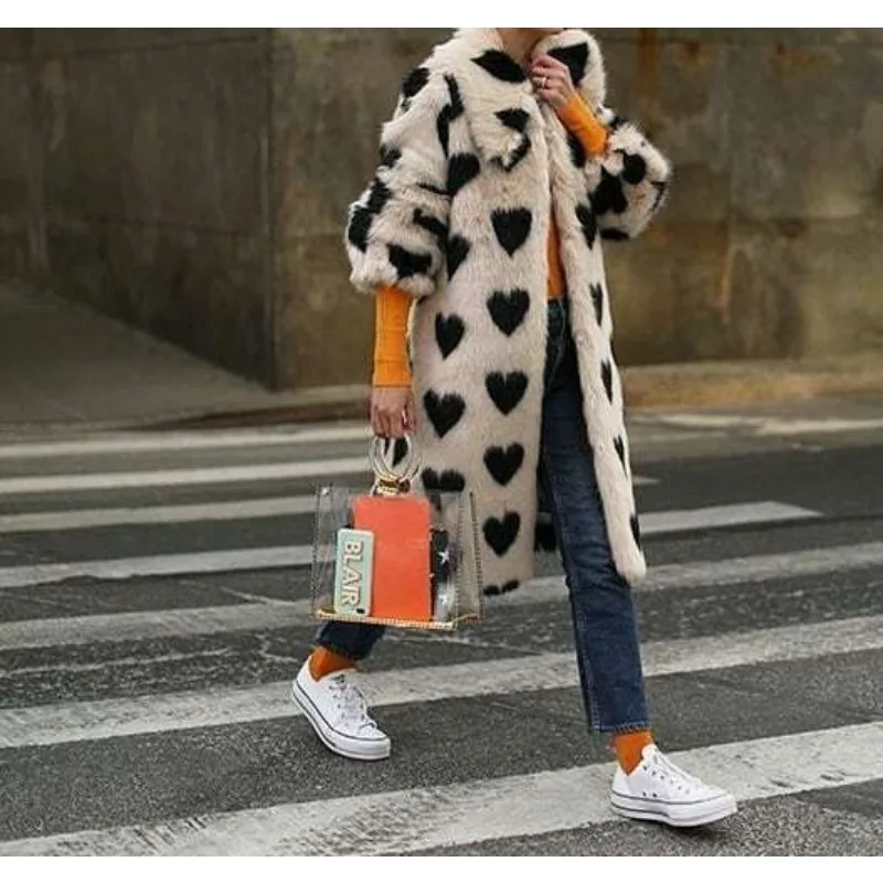معطف طويل من الفرو الصناعي مع معطف سميك جديد على شكل قلب أبيض قطيفة للنساء