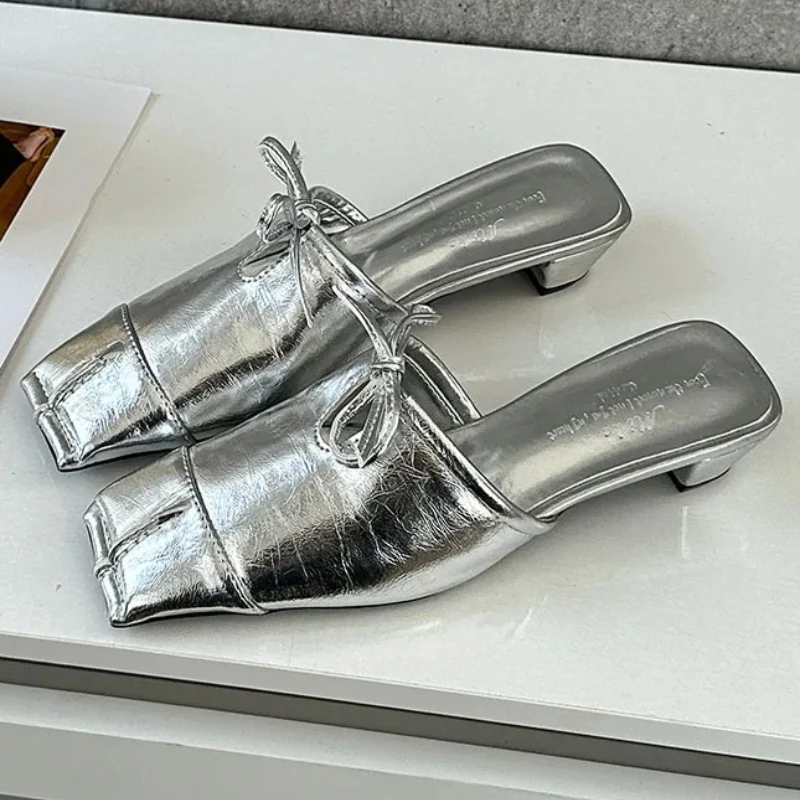 

Серебристые плиссированные шлепанцы с квадратным носком на массивном каблуке для женщин, модные летние сандалии с бантом, удобная мягкая дизайнерская обувь