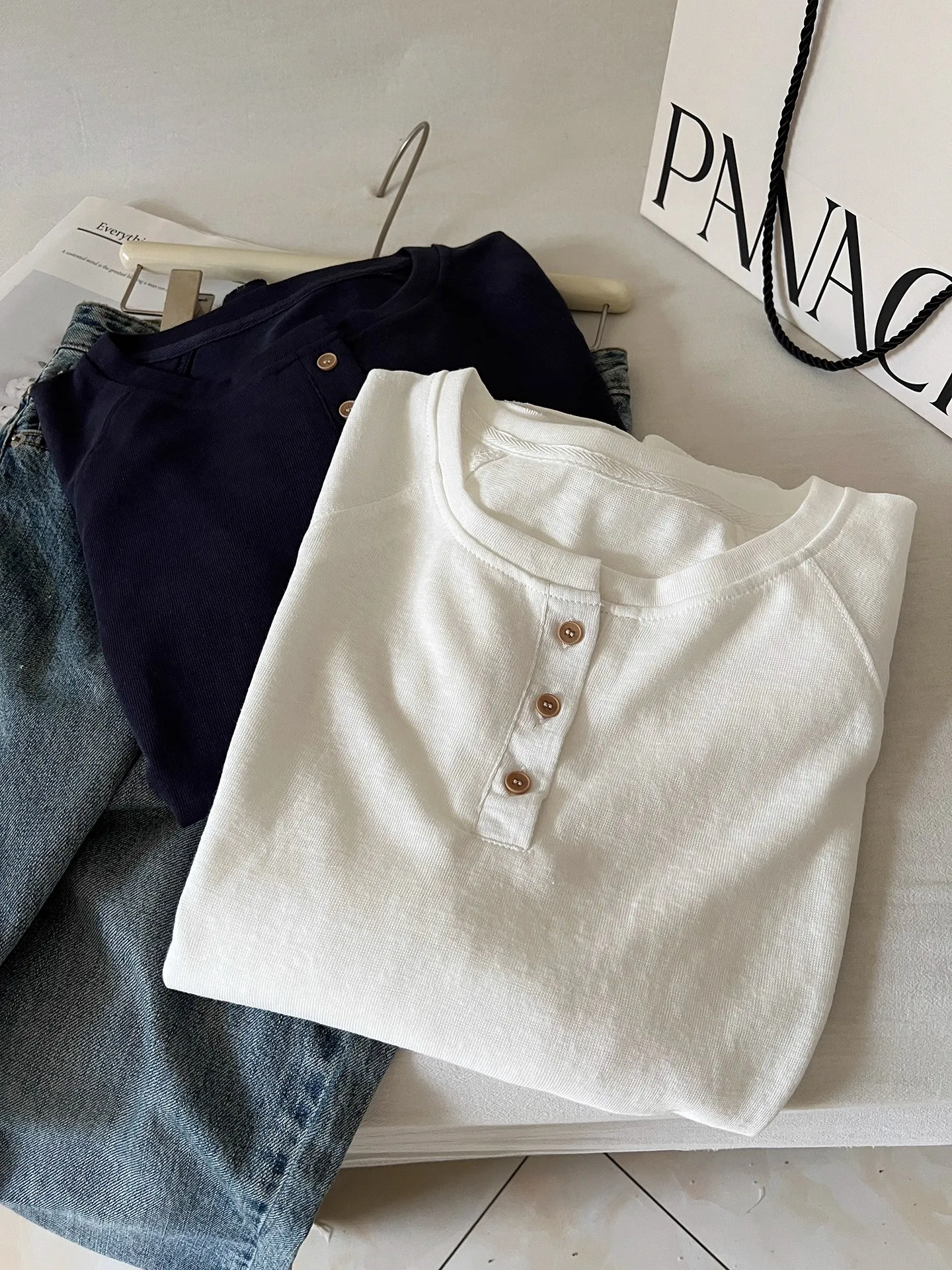 Camiseta Feminina Casual Simples de Manga Longa, Branca, Extra Grande, Estilo T-irt, com Decote Ombro a Ombro, Modelo Redondo Semiaberto, Modelo Pou Lazy, Modelo Ne Long Sve