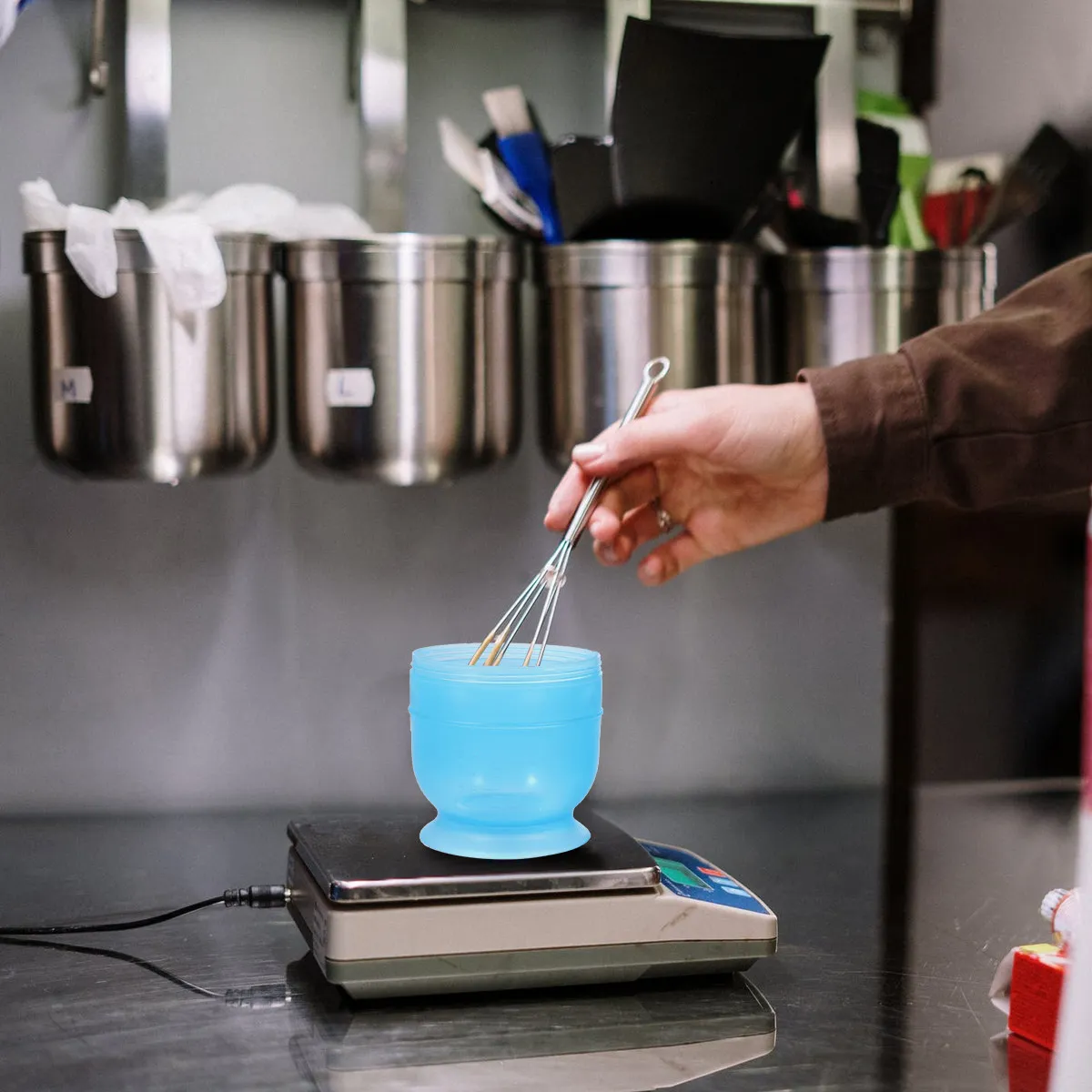 

Hair Dye Shaking Bowl Plastic Color Mixing Cup with Scale Professional Tool for Home Salon DIY Hair Coloring Accessories Random