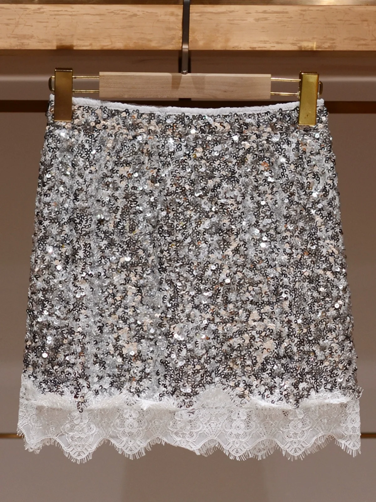 Schlankmachender Rock mit hoher Taille und Pailletten-Spitzen-Design. Ele Ladylike Commute Sle A-Linien-Rock von Xian für den Herbst 2025