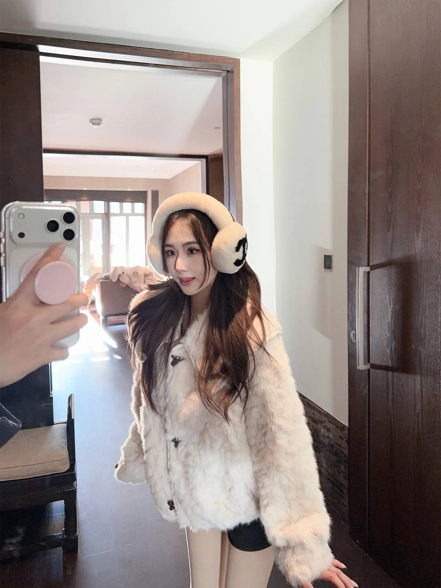 

Экологичная куртка из кожи и меха с интегрированным меховым воротником, приталенного кроя, с длинными рукавами, на молнии, без капюшона.