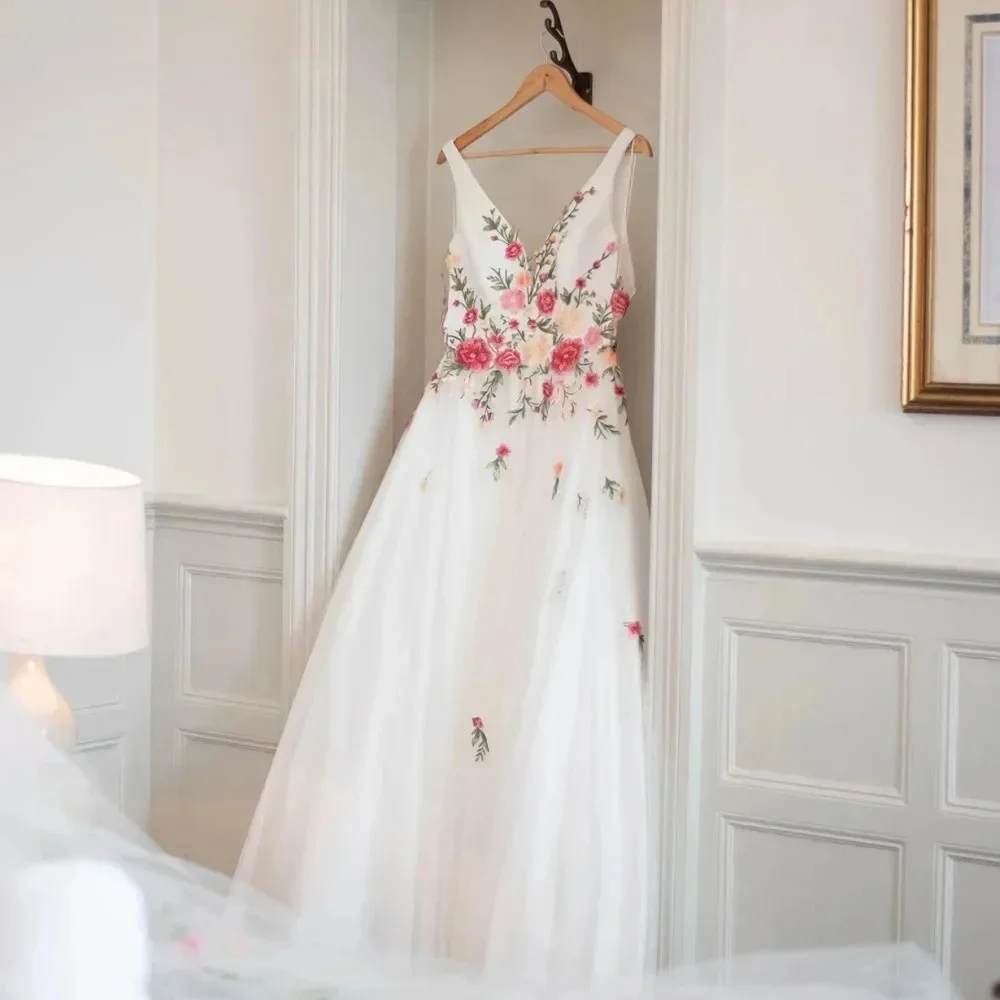 Tokyo Customized White V-Neckline Wedding Dress Sleeveless Backless Elegant Bridal Gown 2025 Court Train A-Line Wedding Gown