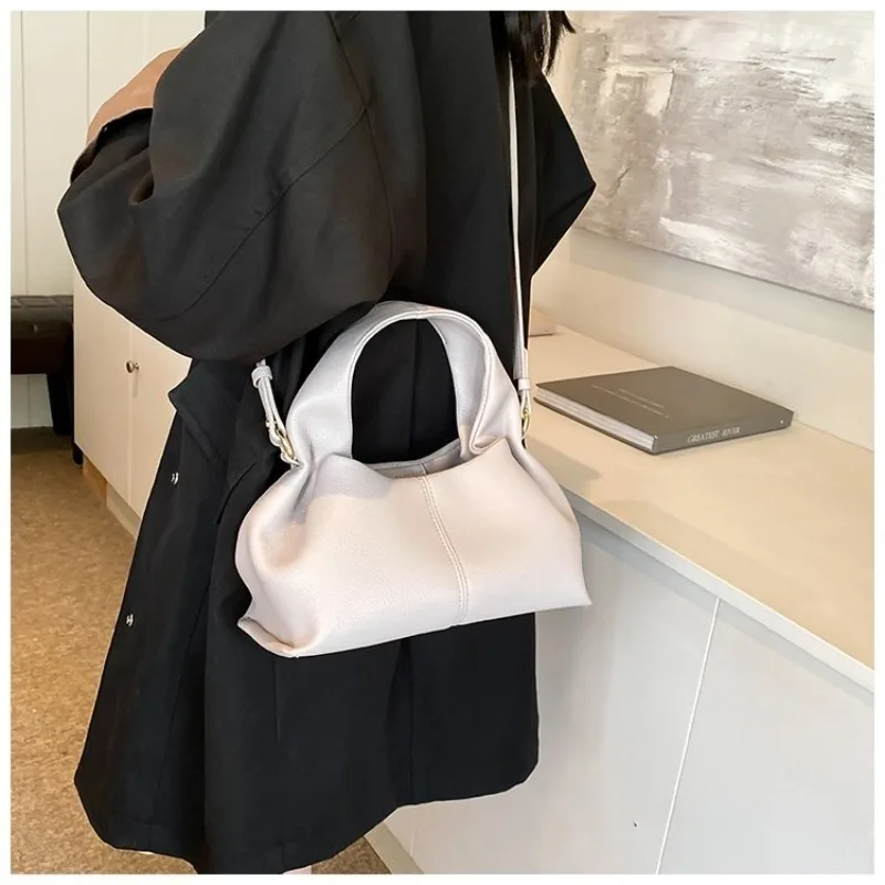 Mini-Halbmond-Umhängetasche, kompakt & stilvoll mit Wildleder-Finish und Bärenmotiv, kleine Kapazität für alltägliche Freizeitaktivitäten & Arbeit – Detail 21