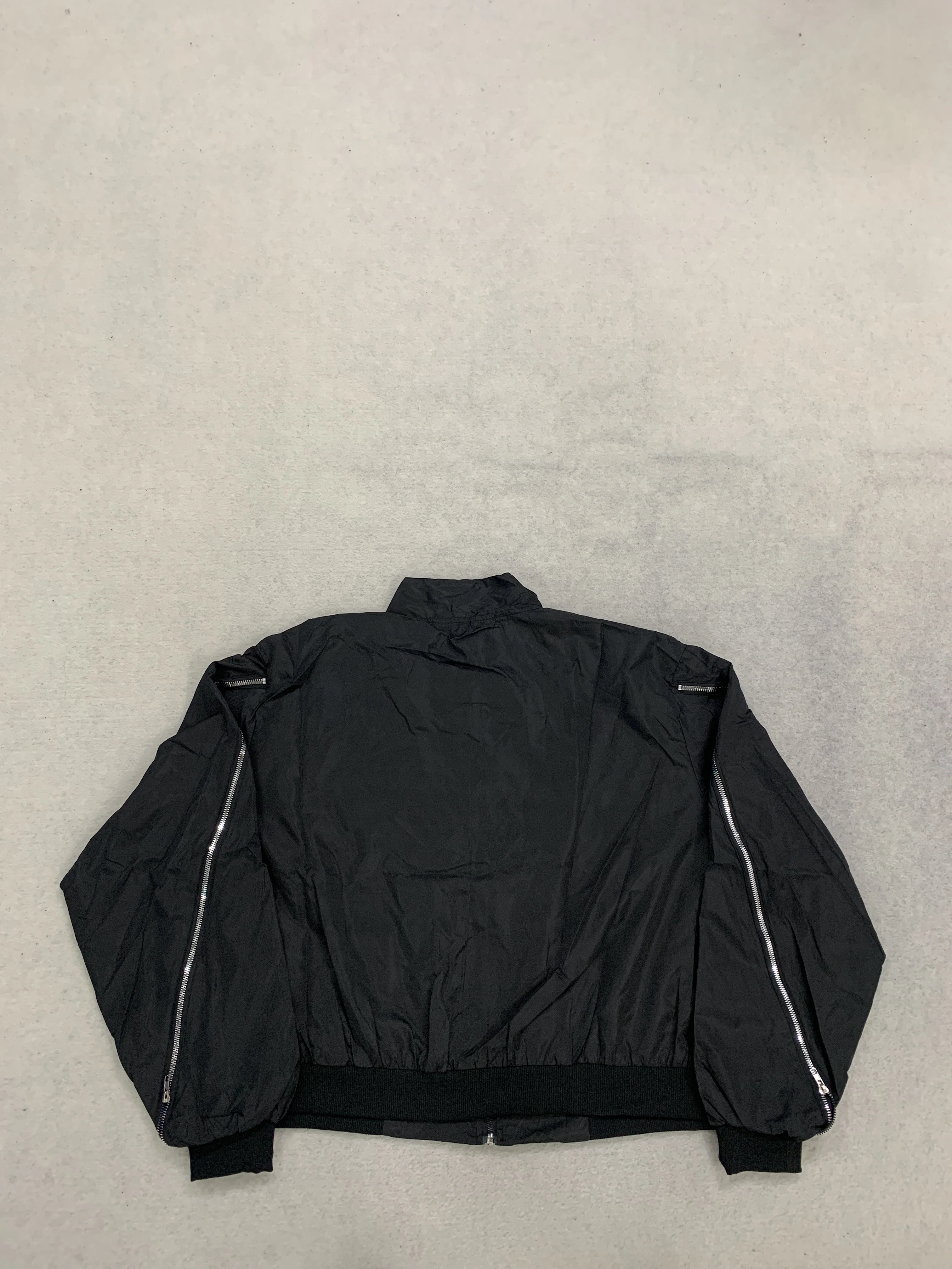 Kurze Jacke mit Oversize-Puffärmeln, Stehkragen, durchgehendem Reißverschluss, mehreren Reißverschlusstaschen und großem Logo-Print für Herren, Street-Skate-Alltagsoutfit. – Detail 10