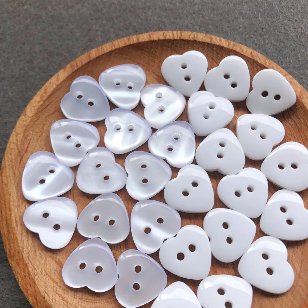 

1000 шт. пуговицы в форме сердца 11,5 мм, маленькие пуговицы с 2 отверстиями, пуговицы для рубашки из белого полимерного материала
