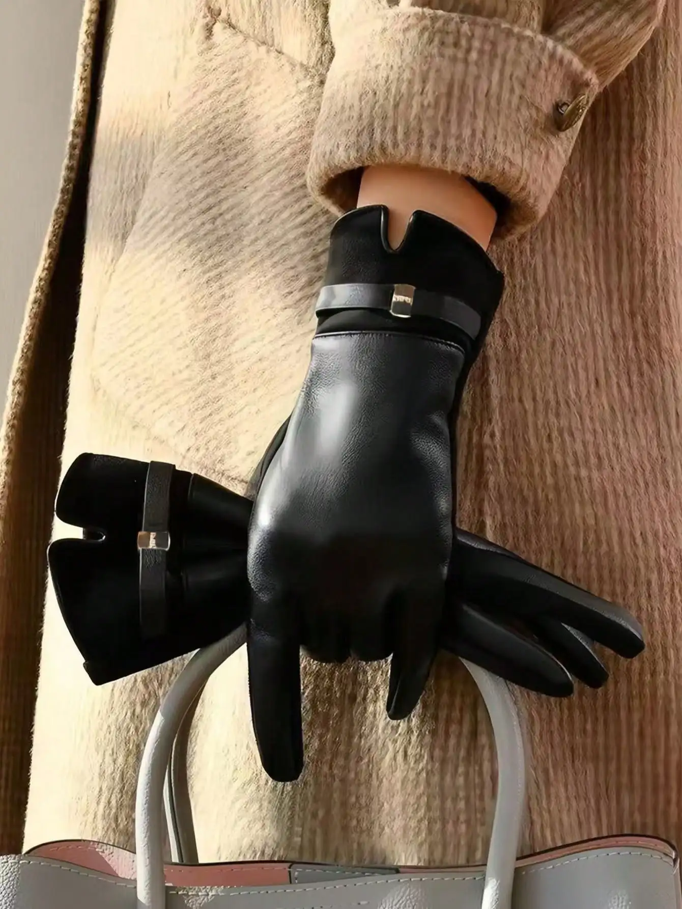 زوج واحد من قفازات نسائية أنيقة ببرشام من البولي يوريثان - قفازات غير رسمية للخريف والشتاء