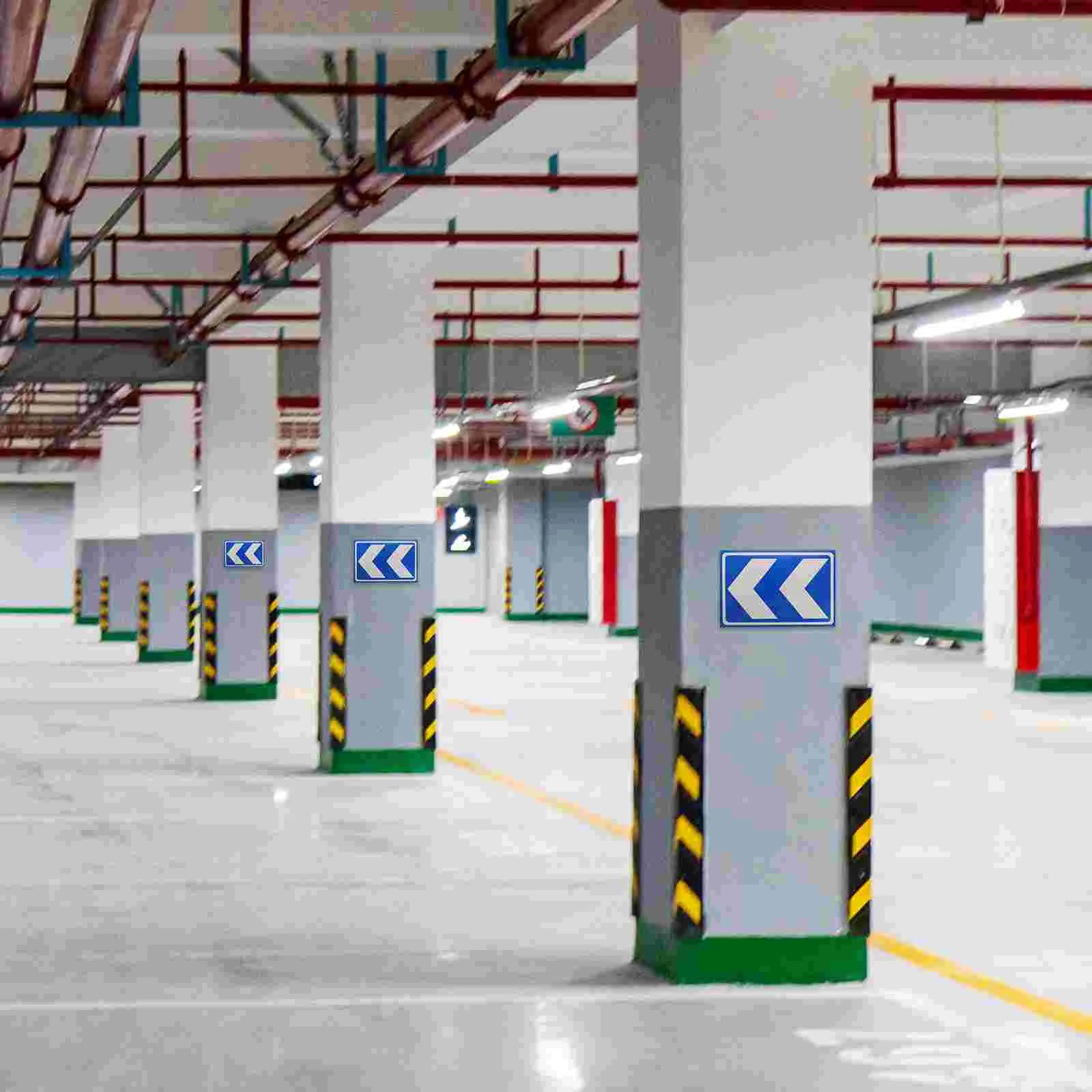 Знаки со стрелками, знаки парковочного двора со стрелками и алюминиевыми наклейками с символом в комнате направления