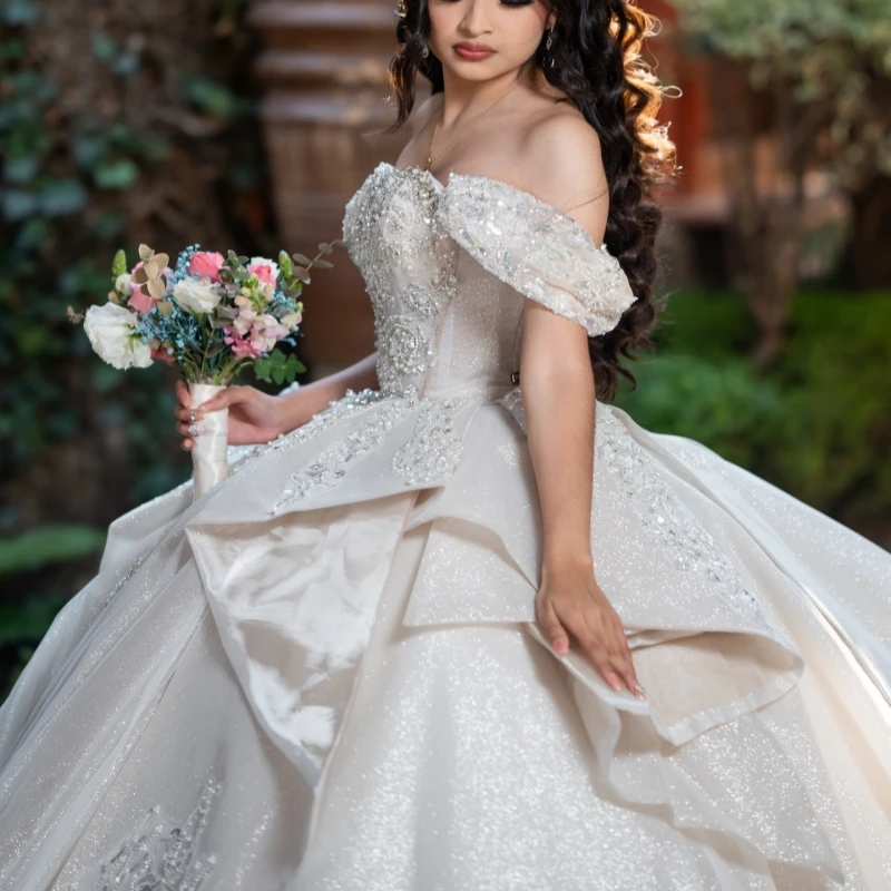 

Light Champagne Shiny Ball Gown Quinceanera Dresses 2026 Sequin Applique Beading Crystal Bow Tull Off Shoulder Sweet 16 Dress Ye