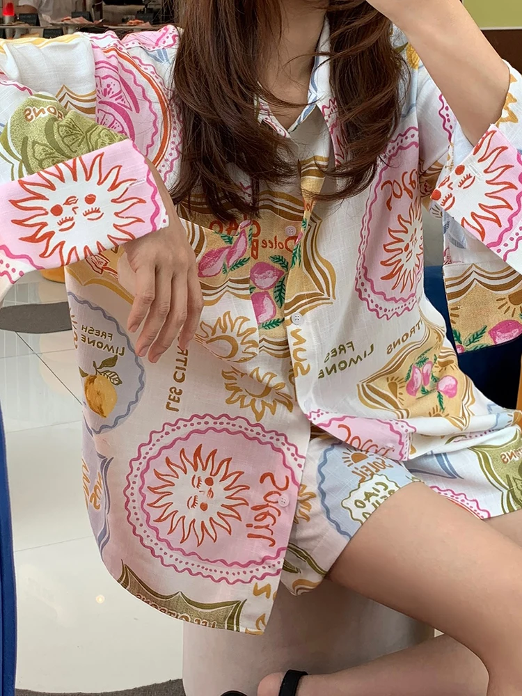 

Hiloc креативный принт, свободная летняя одежда для сна, комплект из 2 предметов, тканый топ с манжетами и рукавами, лацканами и карманами, повседневные тонкие красочные шорты, наряд