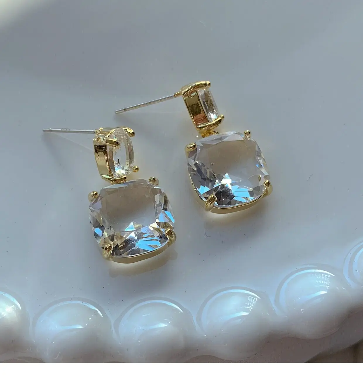 Luxuriöse klare Kristall-Ohrringe in Goldfarbe mit Zirkonia, quadratische Tropfen-Ohrringe für Damen, Hochzeit, Party, eleganter Modeschmuck. – Detail 9