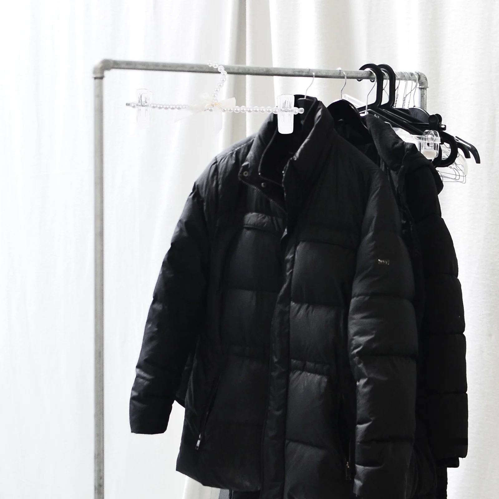 

2Pcs Creative Pearl Bowknot Clothes Hangers Strong Load Multipurpose Pants Coat Dress Hanging Hangers Decorative Clothes Shop