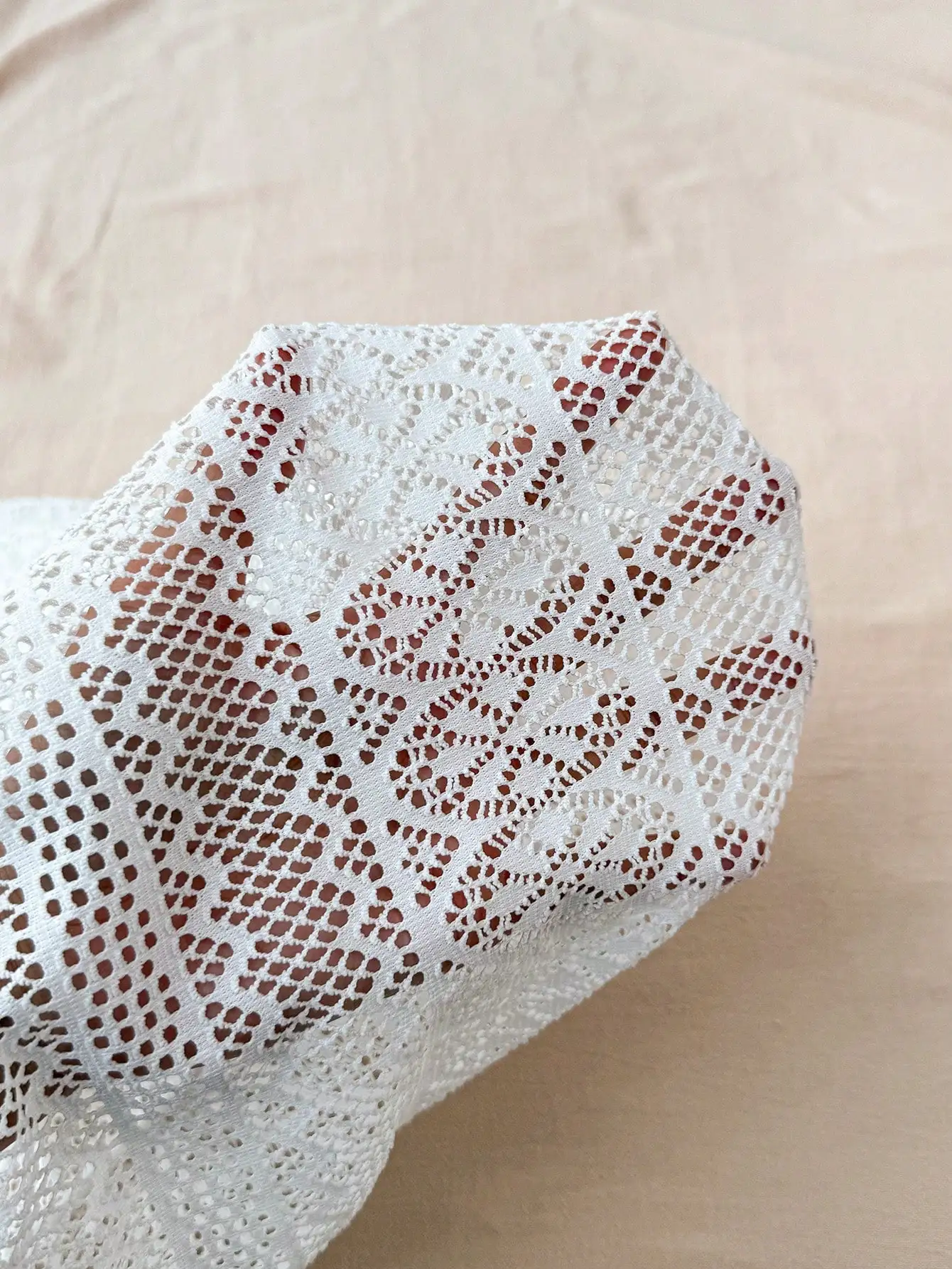 

Белое кружевное пляжное платье-накидка с открытыми плечами и вырезами