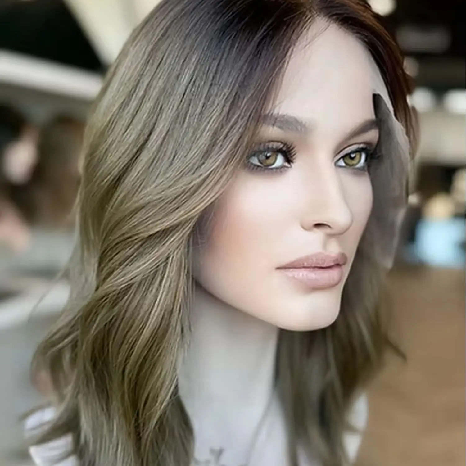 

16-дюймовые свободные волнистые парики на плечах, полные парики с корнями теней, реалистичный вид, естественная линия волос, разнообразие бесклеевые парики, синтетические волосы