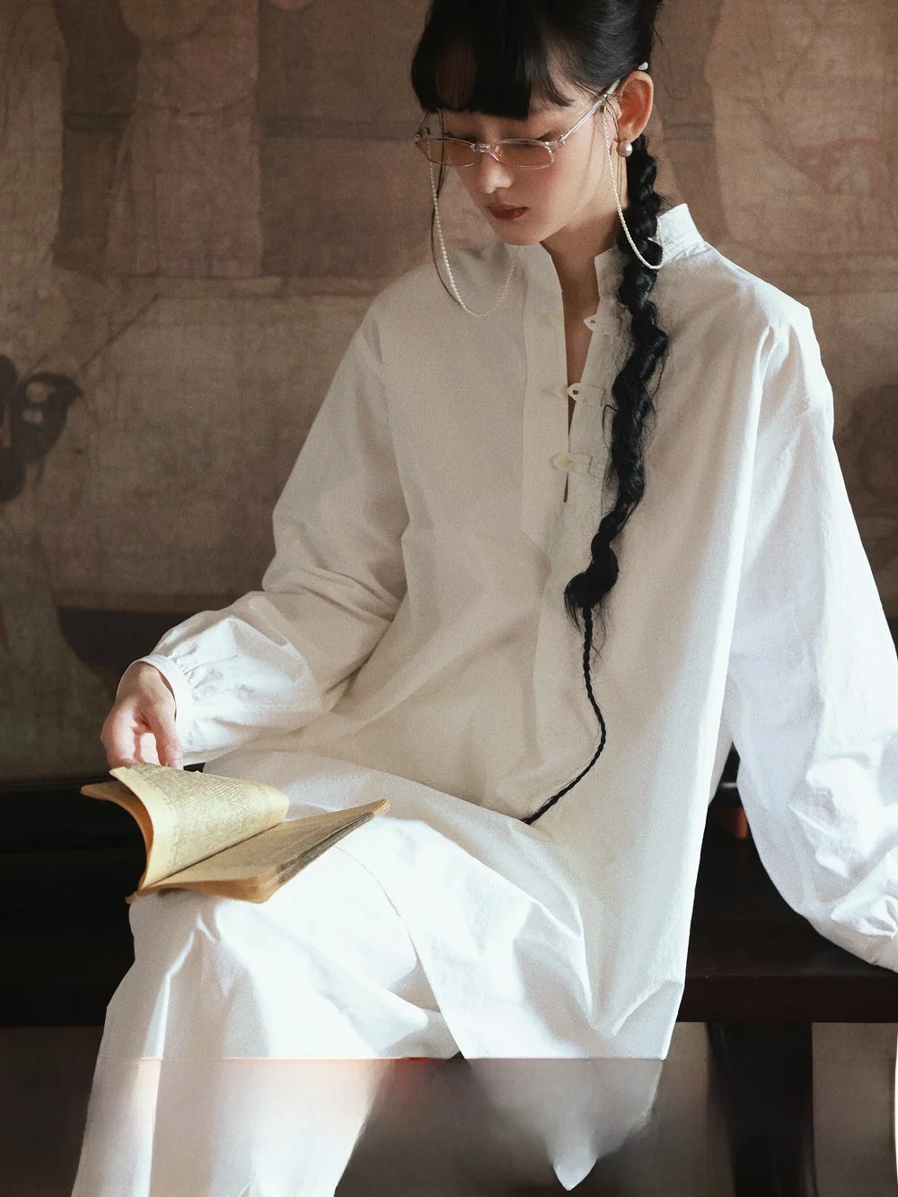 

Новая китайская рубашка с воротником-стойкой, свободного кроя, из хлопка пима, белая, универсальная, с небольшим декором, женская, модная, зима 2024