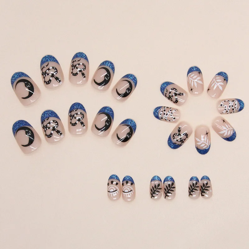 24 قطعة من الضغط البيضاوي القصير على الأظافر - حدود زرقاء لامعة مع طباعة ثعبان أسود/أبيض وأنماط أوراق الشجر |   أسلوب منفعل وساحر