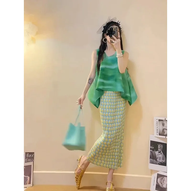 

Women's Suit Miyake 2025 Summer New Fashion Casual Irregular Solid Colour Top High Waist Plaid Half-body Skirt Two Piece Set