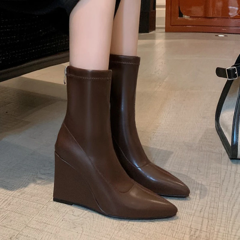 أسافين الأحذية النسائية أشار تو أحذية من الجلد الشتاء عالية الكعب أحذية بوت قصيرة 2025 مصمم العلامة التجارية مضخات البريدي تشيلسي الأحذية Mujer