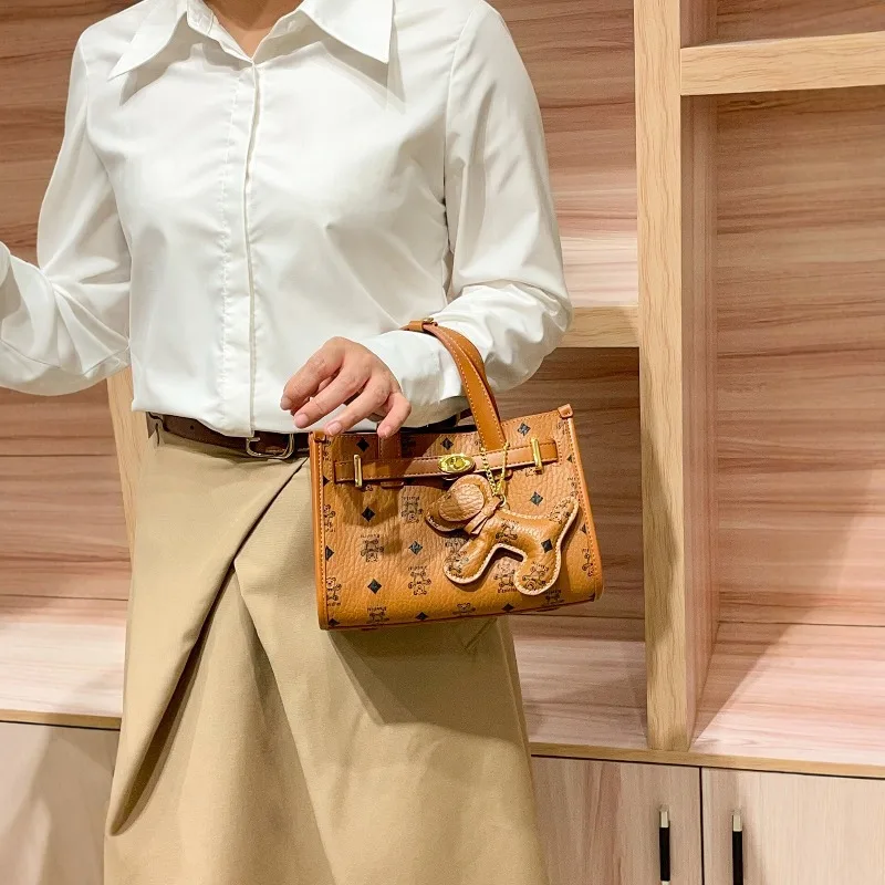 

Vintage Style Luxury Diaper Bag: Elegant Crossbody Handbag For Women With Designer Details And Large Capacity Messenger Tote