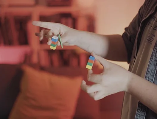 フリオ・モンタロによるカラー予測トリック - クローズアップマジックとストリートマジックのための初心者向けメンタリズムギミック（プロマジシャンツール）