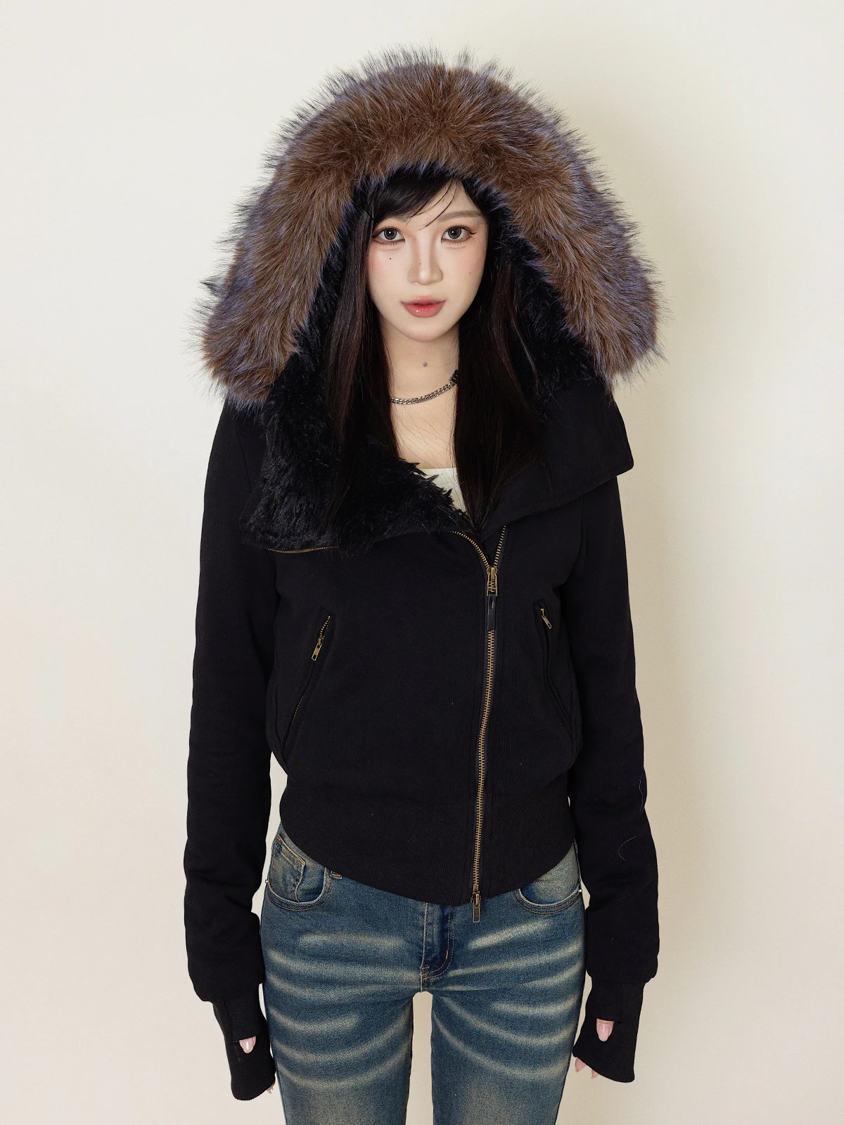 

Женская утепленная куртка AKSTUDIO с капюшоном, большим меховым воротником, косой молнией, пушистой хлопковой подкладкой, приталенная, универсальная, для улицы