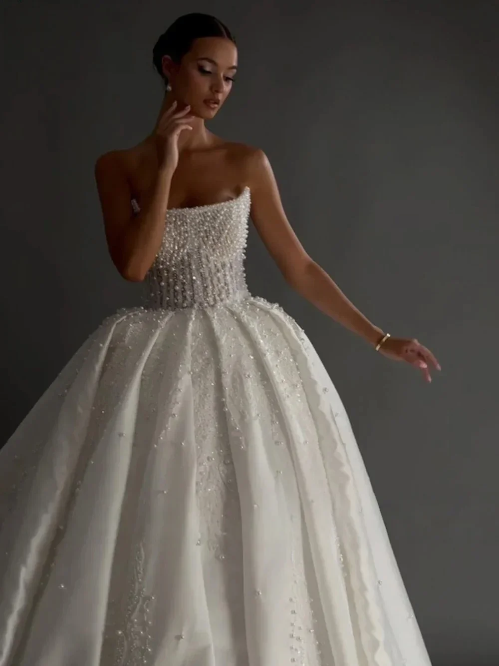 فستان زفاف فاخر مطرز باللؤلؤ بالكامل 2026 بدون حمالات بدون أكمام وأربطة لحفلات الزفاف الأميرة العروس المزروعة فيستدوس دي نويفا