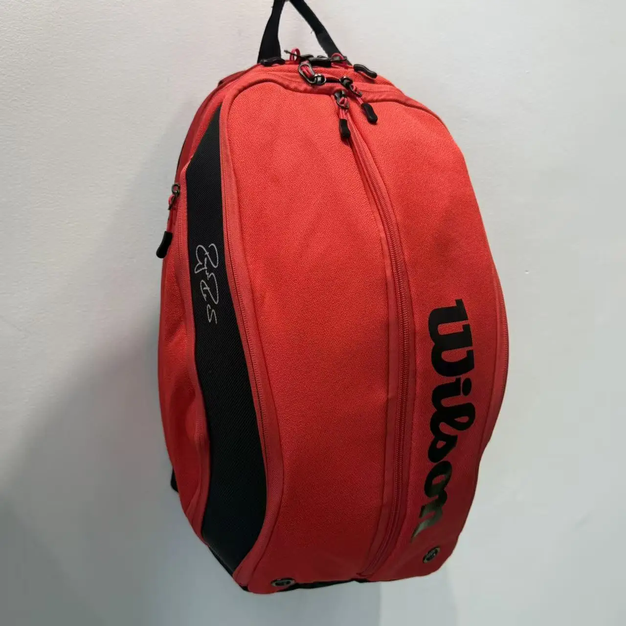 حقيبة ظهر ويلسون DNA Series Federer Red Tennis بتصميم PU حقيبة تنس رياضية بحد أقصى لـ 3 مضارب مع ‎ جيب العزل