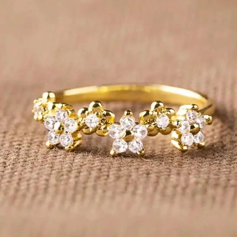 Huitan Ästhetischer Damenring mit Mini-Blumendesign, Elegantes Hochzeits- und Party-Accessoire, mit Brillanten CZ-Steinen in Goldfarbe