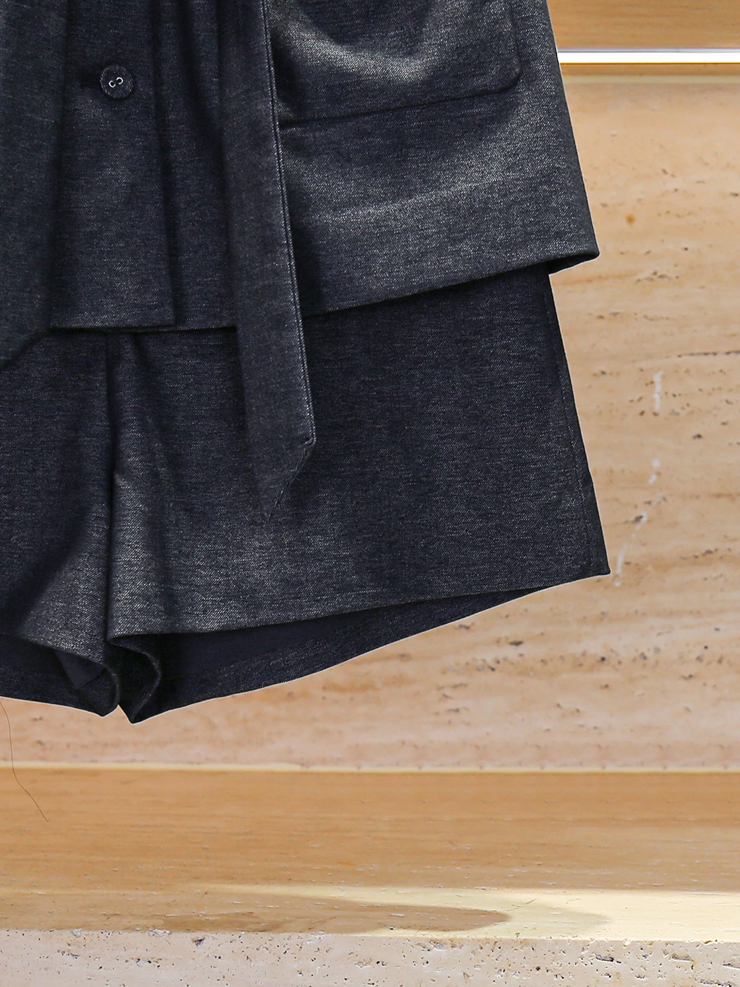 High-End-Jeansweste für Damen, Top Orts-Set, Sommer 2022, mit Gürtel, bezaubernd, zweiteilig, Polyesterfaser, rund, mit Knopfleiste