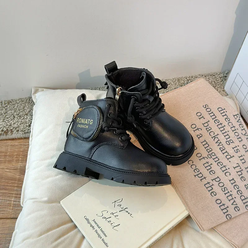 Botas curtas com bolsos pequenos para crianças, botas de tornozelo para meninos e meninas, sola macia grossa, bota de motocicleta, moda bonito, novo, outono, 2024