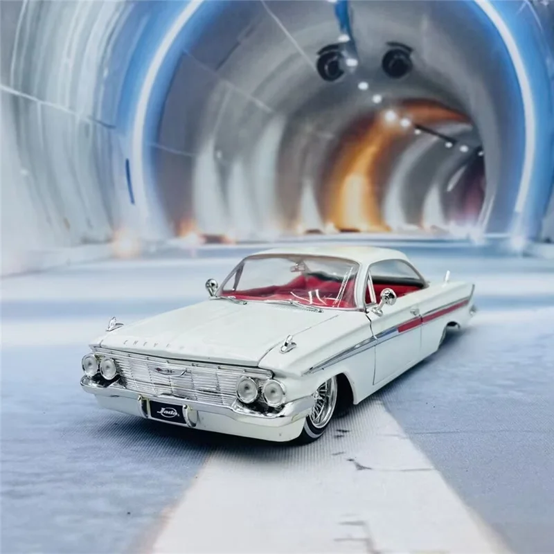 1/24 1961 Impala Alloy Classic Old Car Model Diecast Metal Retro Sports Vehicles Vintage Car Model High Simulation Kids Toy Gift