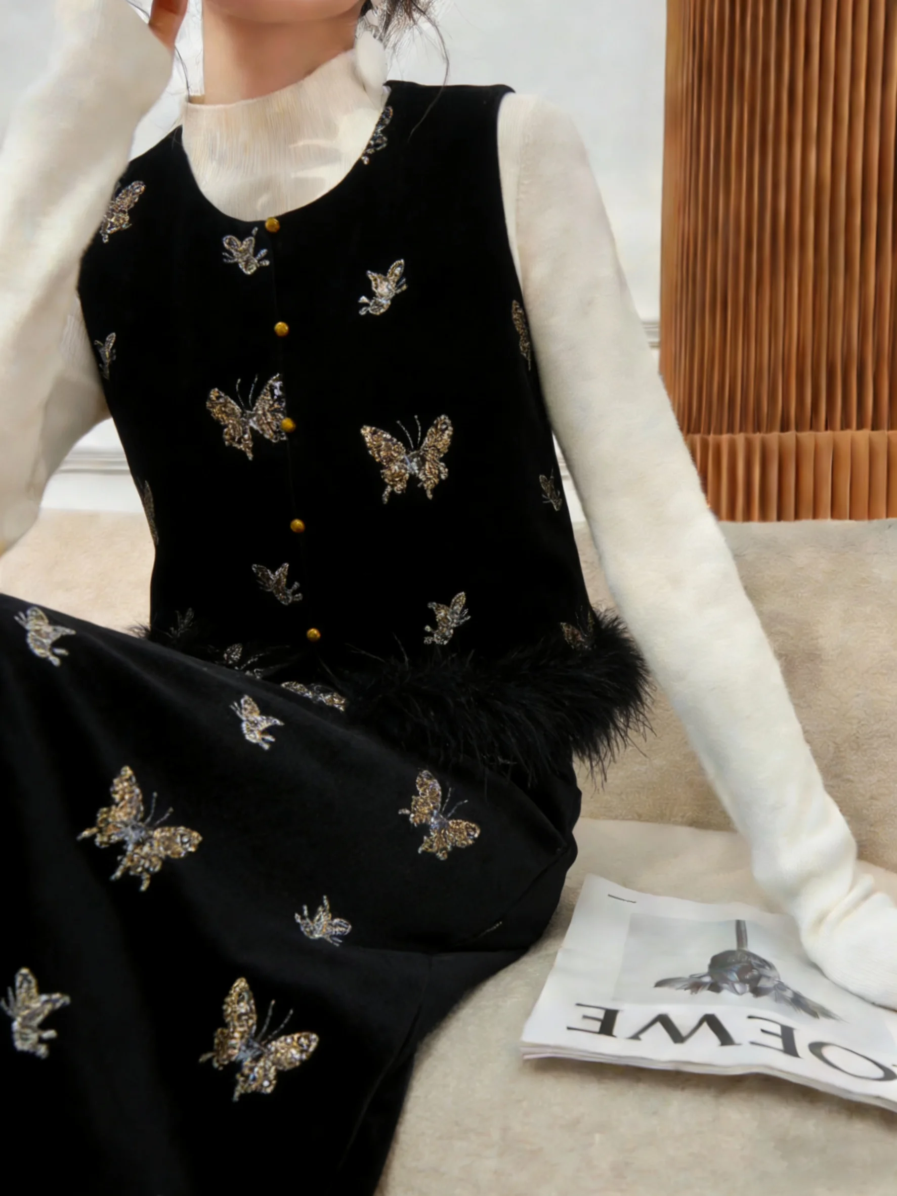 

Комплект Ele: Жилет с принтом и перьями, юбка с пэчворком. Уникальный красивый весенний модный наряд для женщин с завышенной талией.