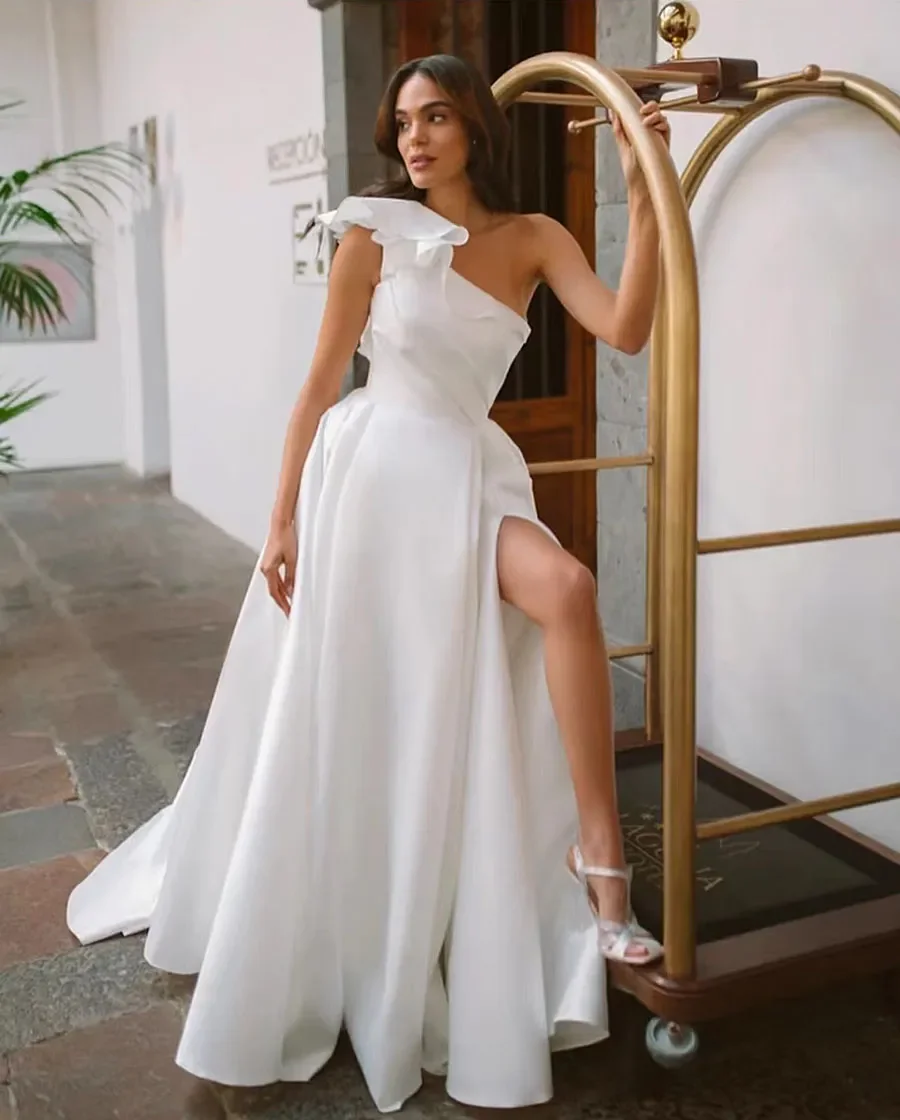 A-Line Eleaant Wedding Dress Sexy One Shoulder 3D Flowers Split Open Back Pleat Bridal Gown Sweep Train Vestidos De Noiva