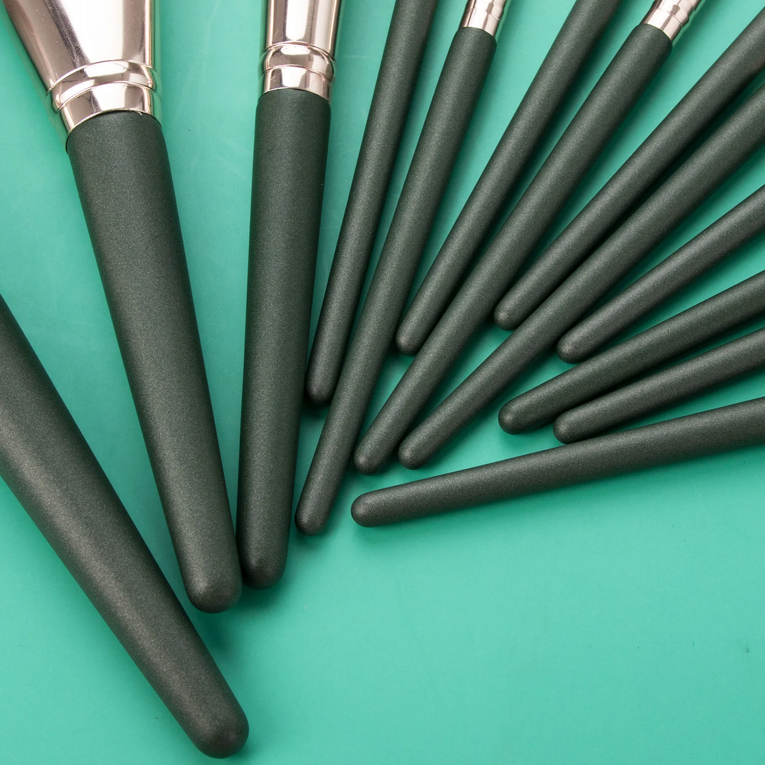 14 個のメイクアップ ブラシ セット - プロの美容ツール キット用のファンデーション、アイシャドウ、パウダー ブラシ