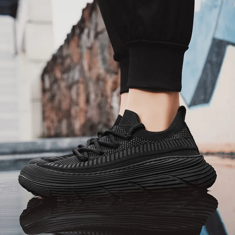 Sepatu pria 2024 musim panas diskon besar bersirkulasi kaus kaki jaring sepatu kasual nyaman Slip on Platform Sneakers berjalan sepatu malas untuk pria