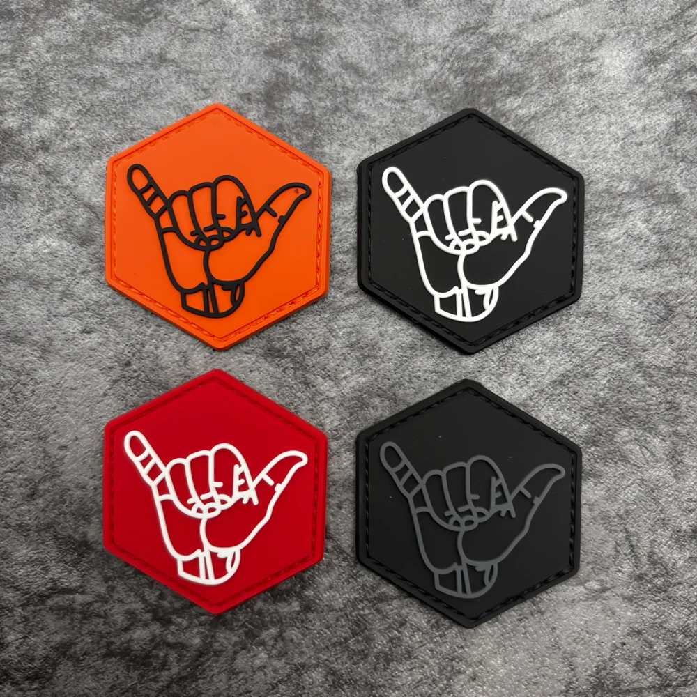 

Нашивка из ПВХ с узором одного жеста. Мягкий резиновый значок, со светящимся в темноте эффектом, подкладка на крючок и петлю, подходит для сумок, рюкзаков, жилетов и одежды. Наклейка с вышивкой.